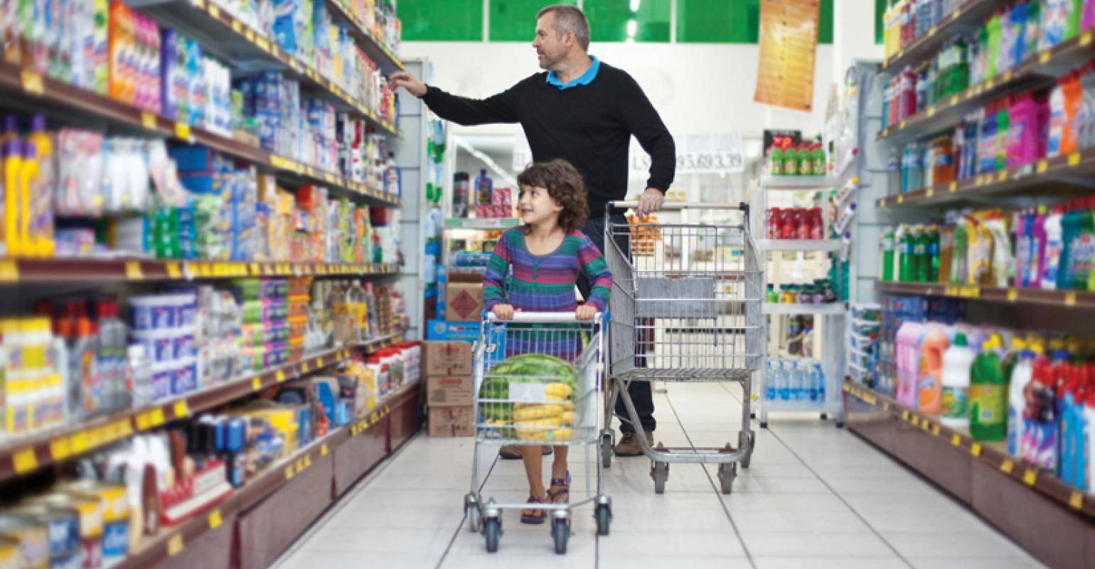 Go shopping to a supermarket. To go в супермаркете. Малыш в супермаркете. Торговая сеть картинка. Аэрозоль the supermarket.